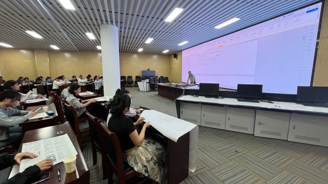 图为陈启云副馆长为参训人员讲解图纸折叠实操技巧.jpg