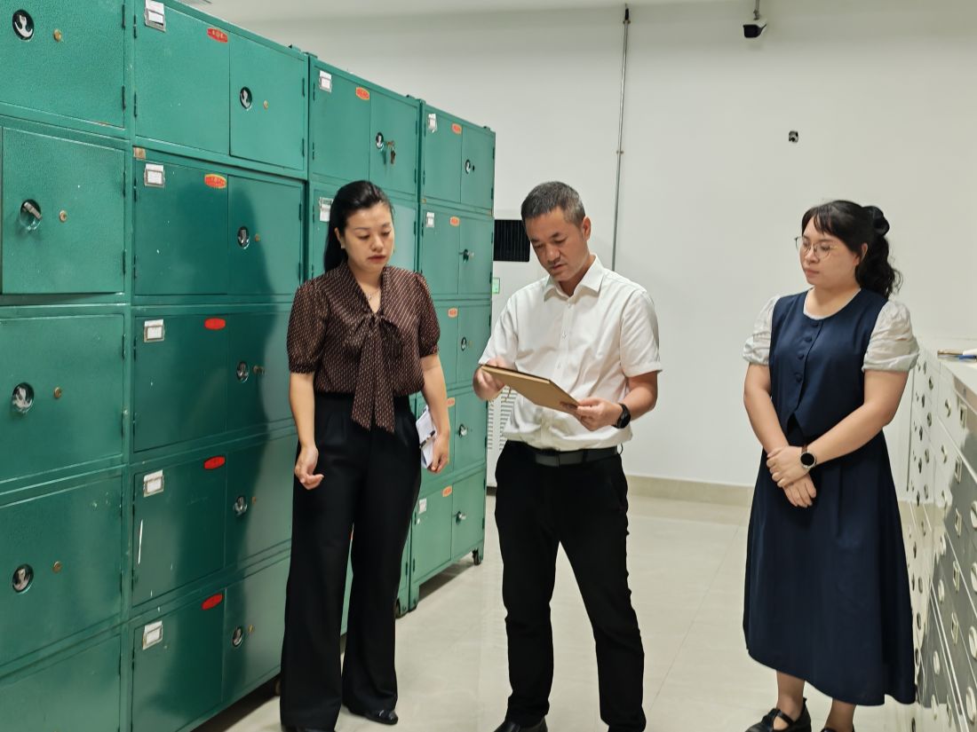 柳城县委常委、县委办主任、县直属工委书记严志杰到县档案馆调研指导档案工 (1).jpg